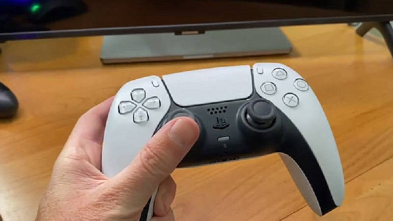 Джефф Кейли показал реальный образец контроллера DualSense для PS5