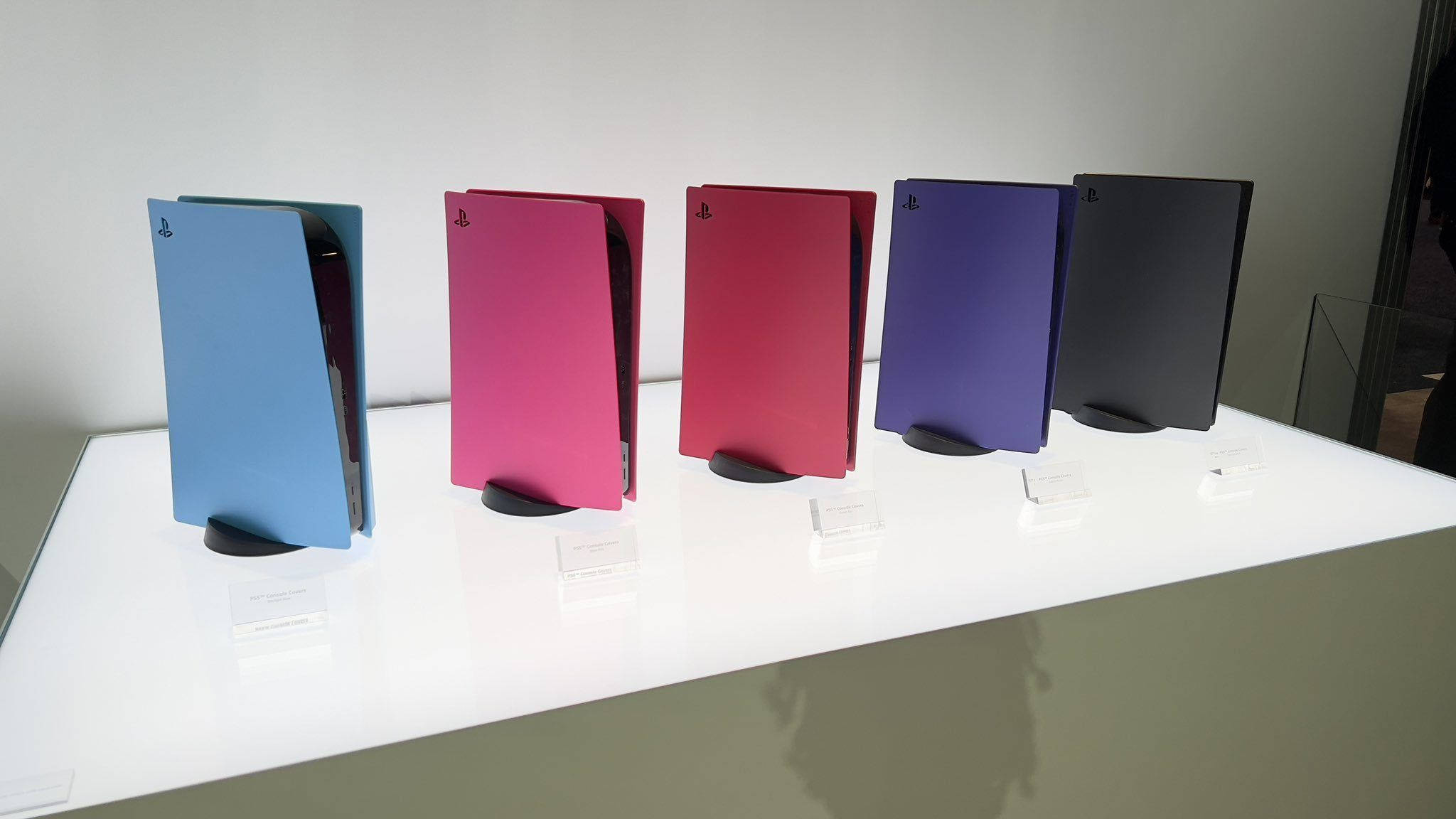 Фото PlayStation 5 в разных цветах